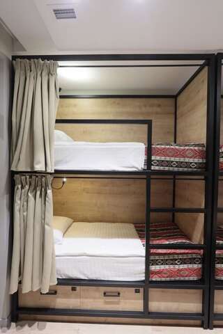Отель Andor Hotel Ереван Кровать в общем номере для женщин с 4 кроватями-1